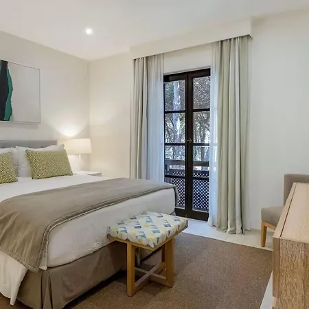 Pine Cliffs Village 5* Αλμπουφέιρα